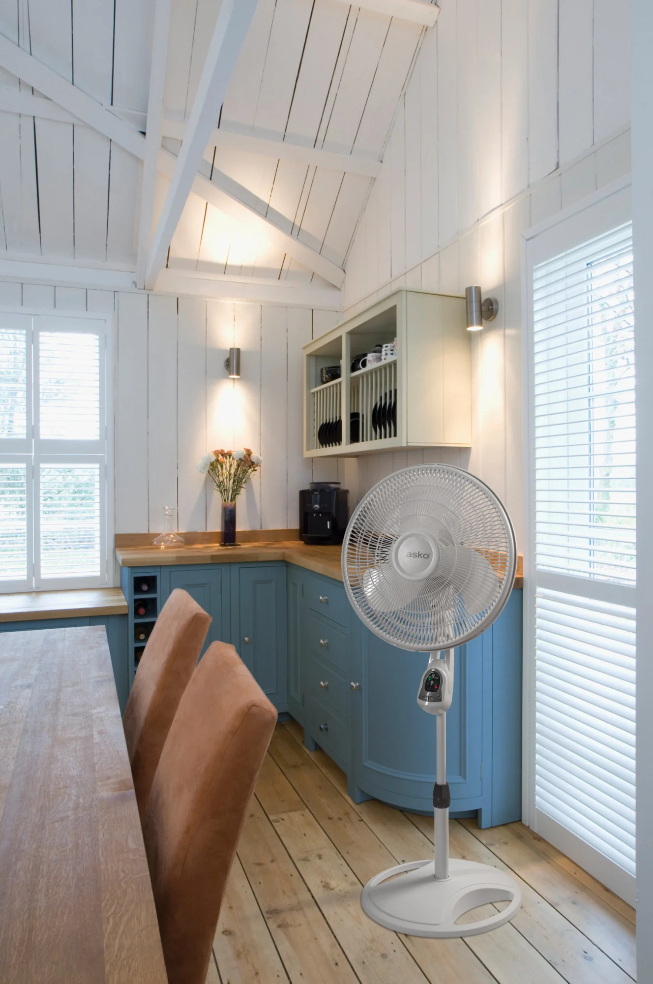 Lasko 16" 3-speed Pedestal Fan with Remote & Timer (white, model 1646) - Image 14