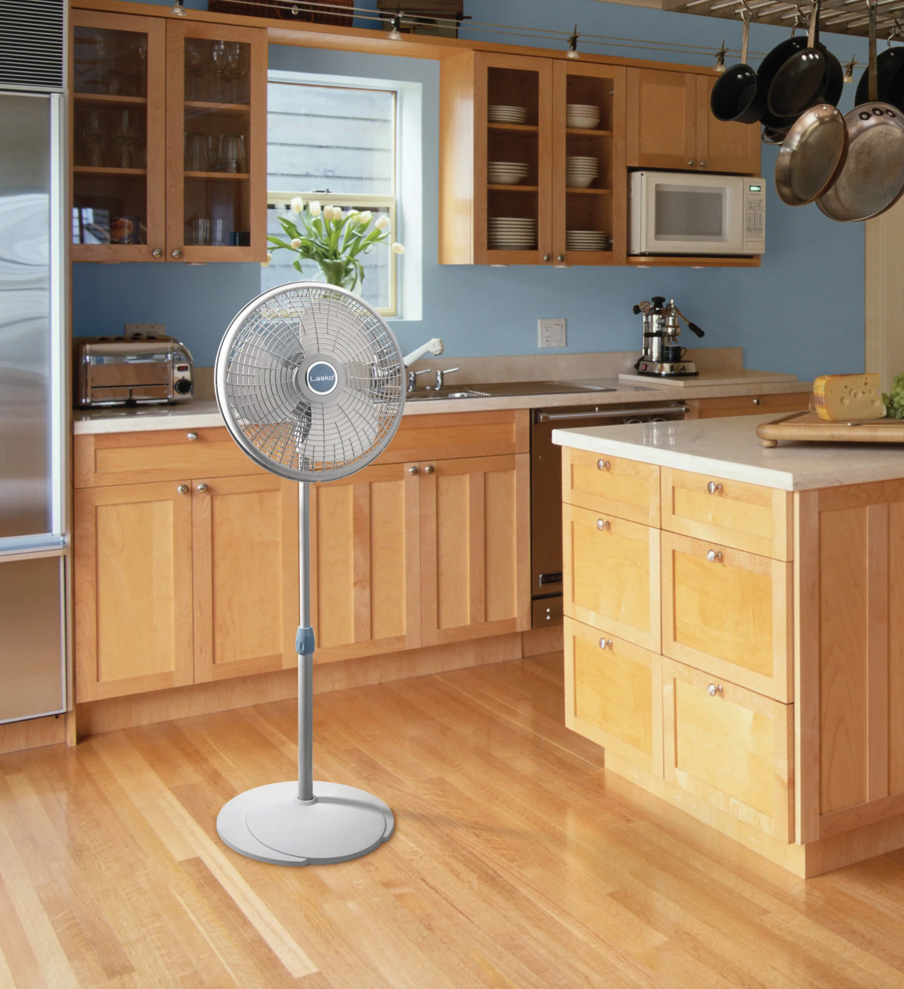 Lasko Performance 16" 3-speed Pedestal Fan (gray, model 2526) - Image 8