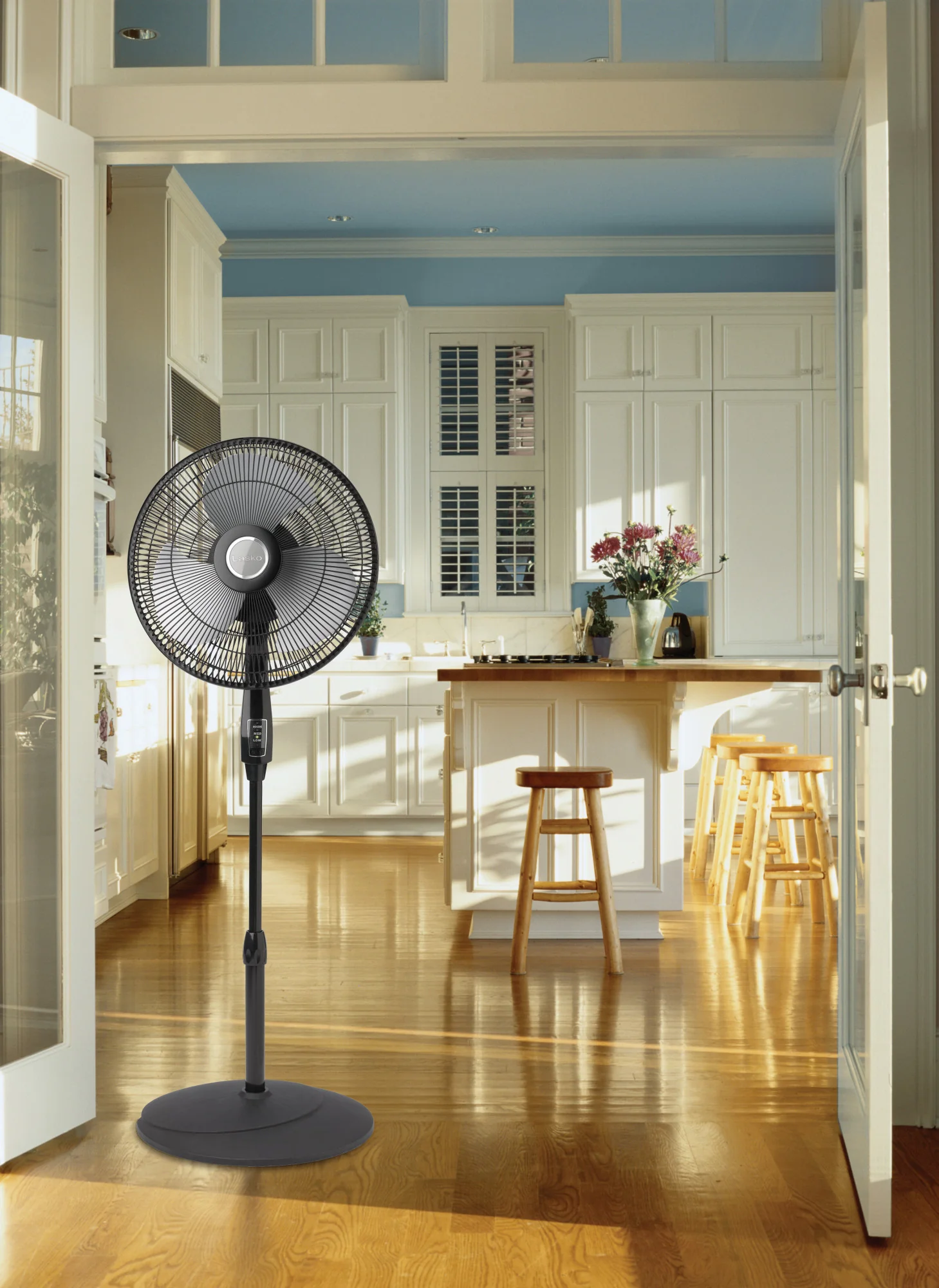 Lasko Performance 16" 3-speed Pedestal Fan with Remote (black, model 2648) - Image 8